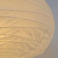 和紙職人が丁寧に揉みあげ