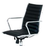 張地は汚れに強いPUレザーを採用