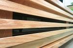 格子には高級木材と言われている天然木レッドオークの無垢材を使用