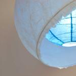 シェードが2重になったアートで大胆な構造