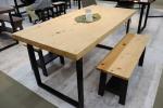 ヒノキ檜で作られた贅沢なダイニングテーブル