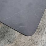 うっすら石目柄が入ったブラックの天板