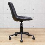 小さいデスクにも気軽に合わせられる