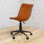 小さいデスクにも気軽に合わせられる