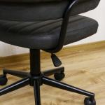 座面下のレバー操作で高さの調節が可能