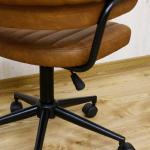 座面下のレバー操作で高さの調節が可能