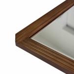 フレームにプリーツのような窪んだデザイン