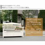 草花の緑に映えるホワイトカラー