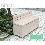 ホワイトカラーが草花の緑と相性抜群