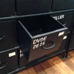 英字の手書き風ペイントがカジュアル