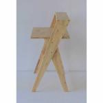 脚は下に向かって細く