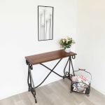 ホワイトの壁紙に映えるウォールパネル