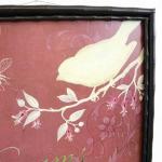 明るい色で描かれた鳥