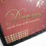 中央の文字にゴールドを使用