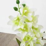 ホワイトとライトグリーンの造花