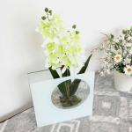 ホワイトとライトグリーンの造花