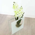 造花は予めガラスの底面にくっついた状態