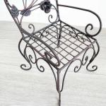 フレームは丈夫なアイアンを使用