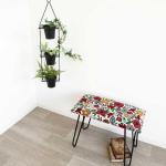 造花や小さな植木鉢のディスプレイに