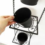 素材には重厚感のあるアイアンを使用