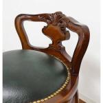 座面はなんと360度回転式