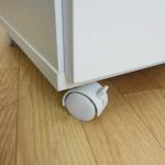 脚先にはキャスターが付いている