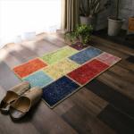 模様や色それぞれが異なる絨毯を使用