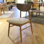 脚は少し広がった八の字デザイン