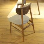 脚は天然木ラバー無垢材を採用