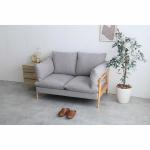 木製フレームはすらりとした細身のデザイン