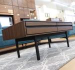 脚は天然木アッシュの無垢材を採用