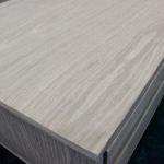 木目が美しいグレー色