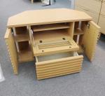 中央上部には前方に倒れるフラップ扉