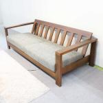 背面は格子状になったデザイン