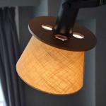 円形の天然木製パーツがアクセントに