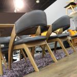 背もたれから前脚