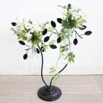 アイアンフレームと花瓶ポットと造花