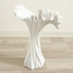 カラーは上品な白色