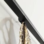 壁面にピンを打って裏側のフックに引っ掛ける