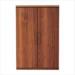 木製扉のキッチンキャビネット