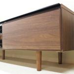 角を落とした丸みのある脚