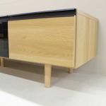 脚は高さ14cmと高め