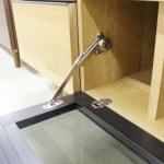 勢いよく開かない