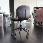 安定感のある脚は丈夫なスチール