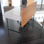 背面は木目調の化粧仕上げ