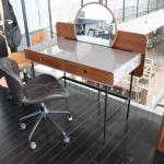 ツヤツヤとしたグレーの光沢天板