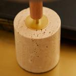 無数の細孔が特徴的な大理石トラバーチンを使用