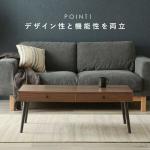 テーブルの上でパソコン作業