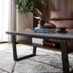 天板下には小物が置ける棚板