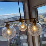 あえてヒビ割れたような加工が施された